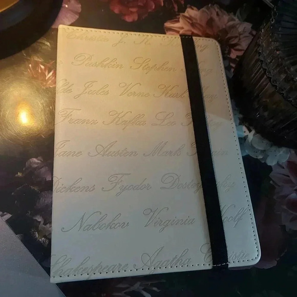 E-Reader Sleeve Cover Case Cream Faux Leather Authors Names Engraved - Picture 2 of 9